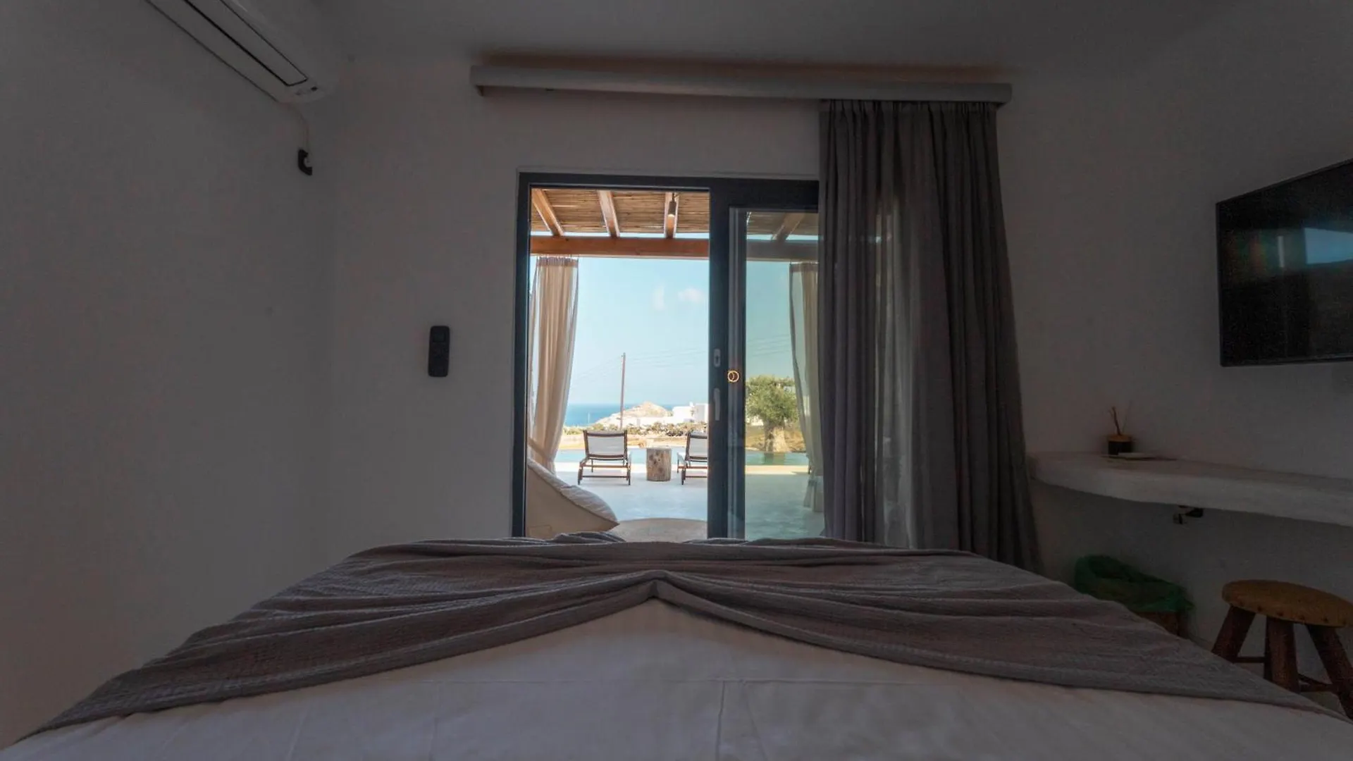 M-Vibes Mykonos Suites カラファティス アパートホテル