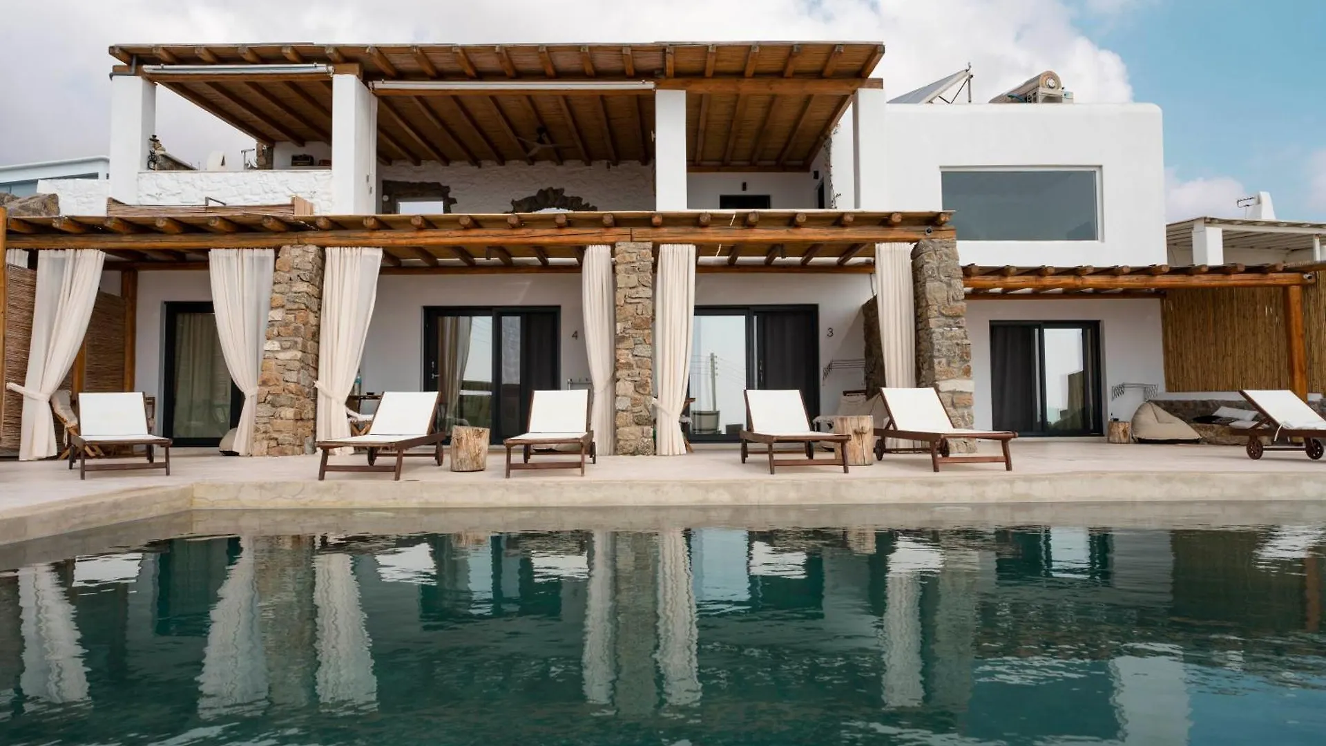 M-Vibes Mykonos Suites カラファティス